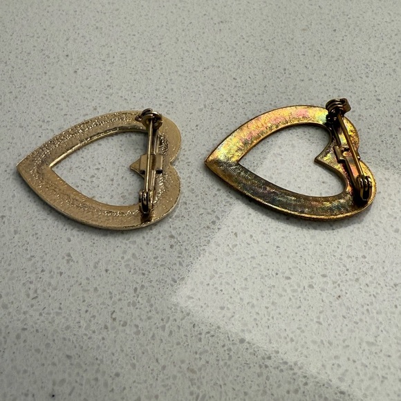 Vintage Heart Brooches Pins Gold Tone Set of Two Valentine's Day - Picture 5 of 7